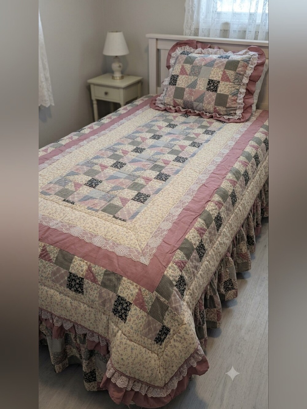 Vintage 90s Patchwork Cottagecore Dusty Rose Rustic Lace 3-piece Twin Bed Quilt